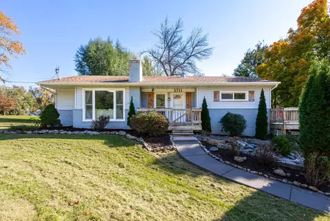 2711 E 51st St, Davenport, IA 52807