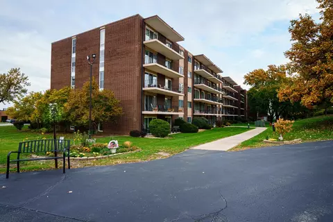 5300 Walnut Ave #13A, Downers Grove, IL 60515