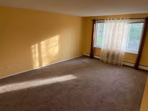 Living - 1500 Robin Cir #405, Hoffman Estates, IL 60169 photo 3 of 5