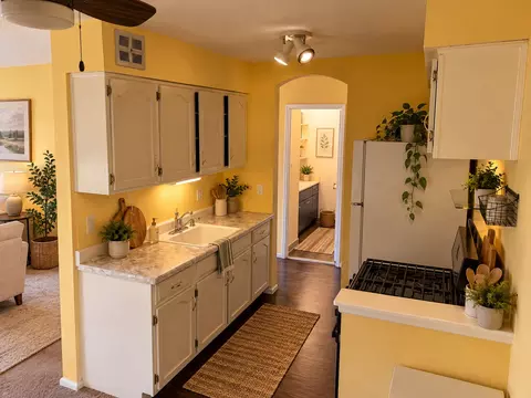 Kitchen - 1500 Robin Cir #405, Hoffman Estates, IL 60169 photo 2 of 4