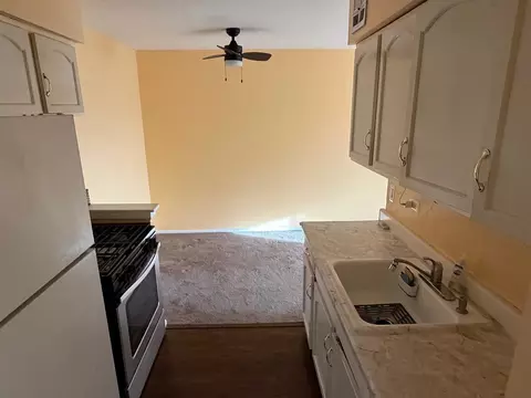 Kitchen - 1500 Robin Cir #405, Hoffman Estates, IL 60169 photo 3 of 4