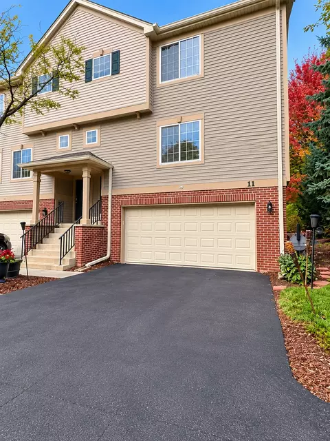 11 Monarch Dr, Streamwood, IL 60107