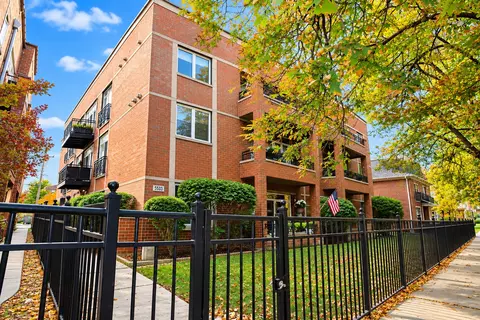 5533 W Higgins Ave #304, Chicago, IL 60630