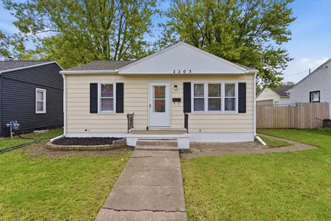 2205 Cody St, Bettendorf, IA 52722