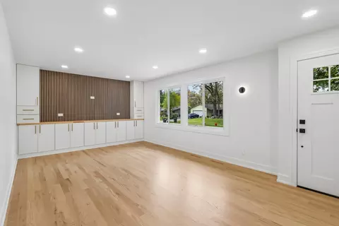 Living - 904 Melrose Ct, Mchenry, IL 60050 photo 1 of 3