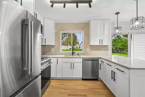 Kitchen - 904 Melrose Ct, Mchenry, IL 60050 photo 2 of 2