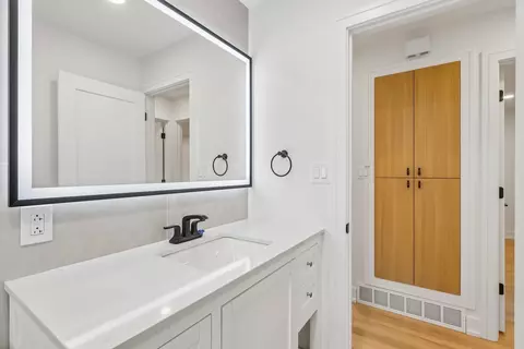Bath - 904 Melrose Ct, Mchenry, IL 60050 photo 2 of 4
