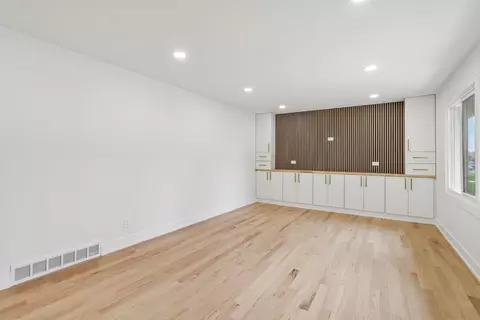 Living - 904 Melrose Ct, Mchenry, IL 60050 photo 2 of 3