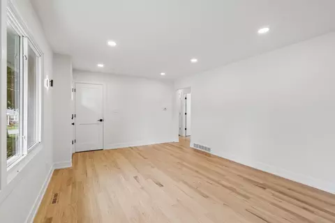 Living - 904 Melrose Ct, Mchenry, IL 60050 photo 3 of 3