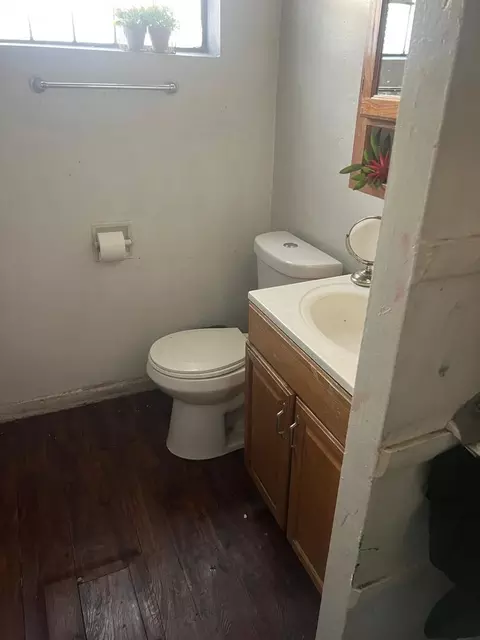 Bath - 4541 S Laporte Ave, Chicago, IL 60638 photo 1 of 2