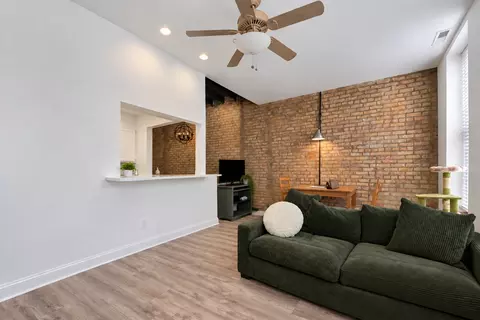 Living - 1003 S Racine Ave, Chicago, IL 60607 photo 3 of 4