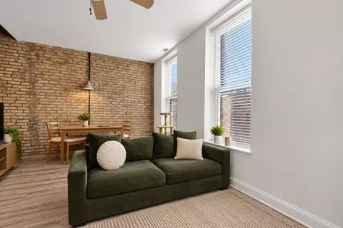 Living - 1003 S Racine Ave, Chicago, IL 60607 photo 1 of 4