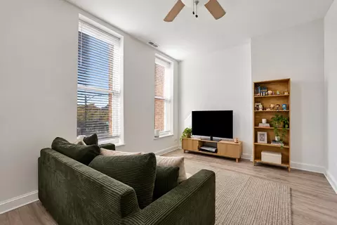 Living - 1003 S Racine Ave, Chicago, IL 60607 photo 2 of 4