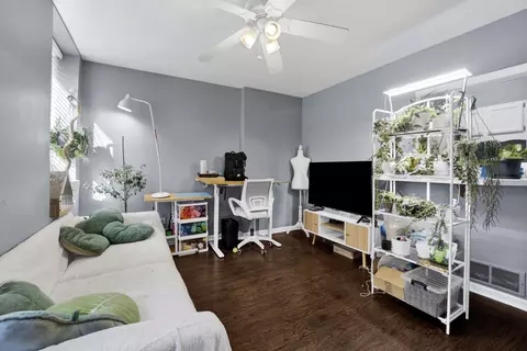 Living - 1003 S Racine Ave, Chicago, IL 60607 photo 4 of 4