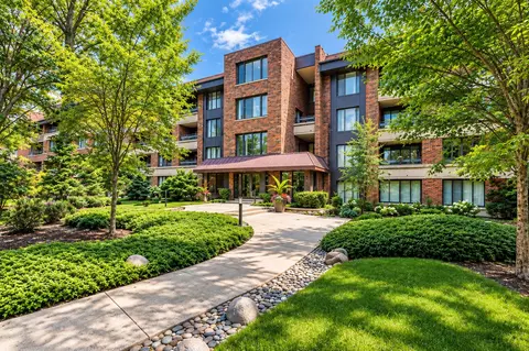 1401 Burr Oak Rd #303B, Hinsdale, IL 60521
