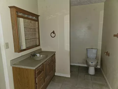 Bath - 19346 Galatia Post Rd, Marion, IL 62959 photo 3 of 4