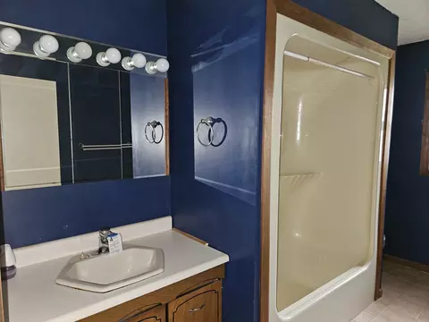Bath - 19346 Galatia Post Rd, Marion, IL 62959 photo 1 of 4