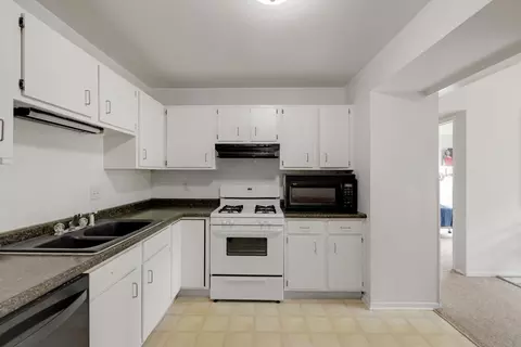 Kitchen - 508 Waters Edge Dr #D, Mchenry, IL 60050 photo 2 of 2