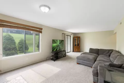 Living - 508 Waters Edge Dr #D, Mchenry, IL 60050 photo 2 of 2