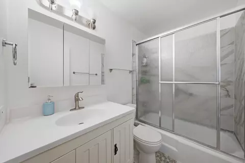 Bath - 1500 Robin Cir #213, Hoffman Estates, IL 60169 photo 1 of 1