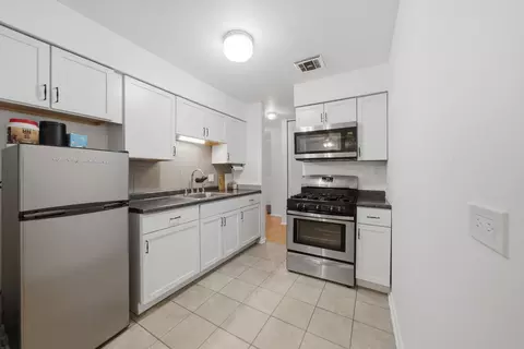 Kitchen - 1500 Robin Cir #213, Hoffman Estates, IL 60169 photo 1 of 2