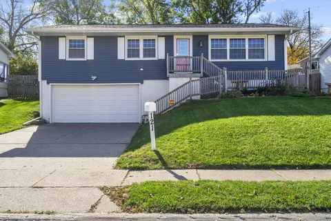 121 Colony Dr, Davenport, IA 52806