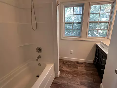 Bath - 116 Mcfall St, Benton, IL 62812 photo 4 of 6