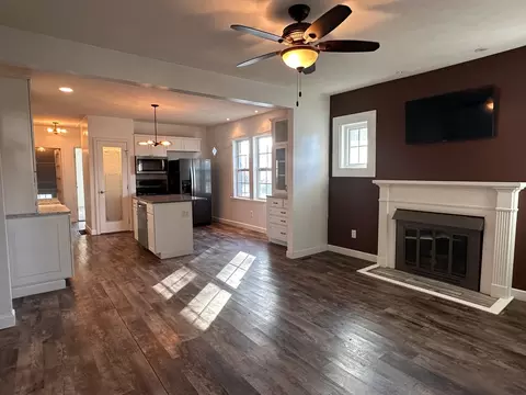 Living - 116 Mcfall St, Benton, IL 62812 photo 2 of 4