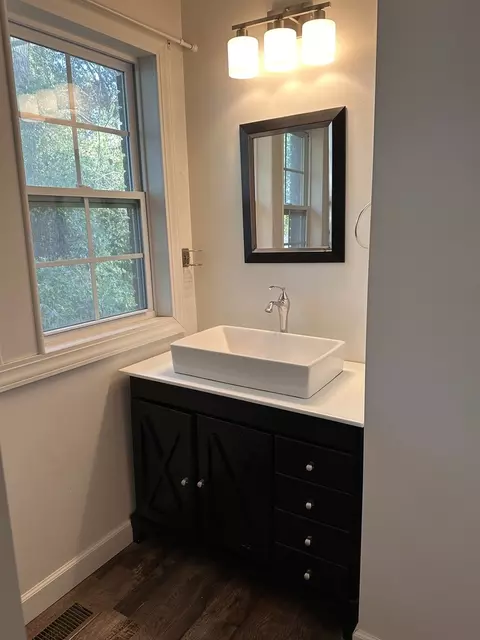 Bath - 116 Mcfall St, Benton, IL 62812 photo 5 of 6