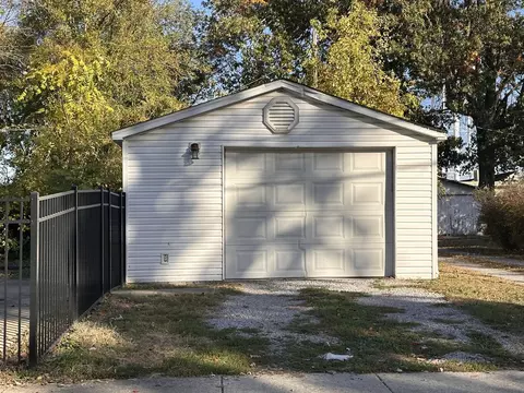 Exterior - 116 Mcfall St, Benton, IL 62812 photo 7 of 7