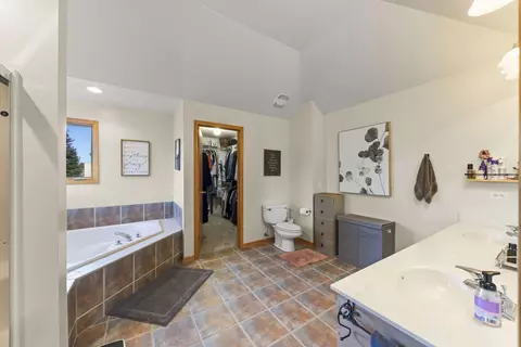 Bath - 24508 Brooklands Ln, Plainfield, IL 60585 photo 2 of 5