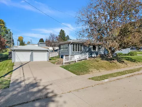 2106 W Columbia Ave, Davenport, IA 52804