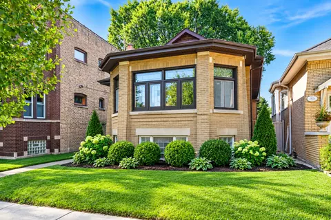 2619 W Farwell Ave, Chicago, IL 60645
