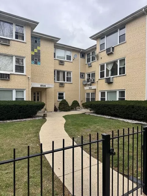 5700 W Montrose Ave #3D, Chicago, IL 60634