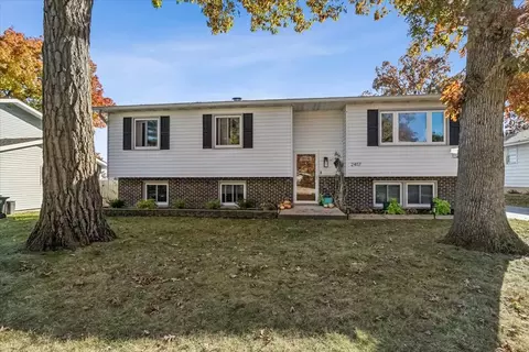 2417 E Thornwood Dr, Lindenhurst, IL 60046