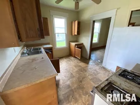 135 E Marvin St, Centralia, IL 62801 photo 4