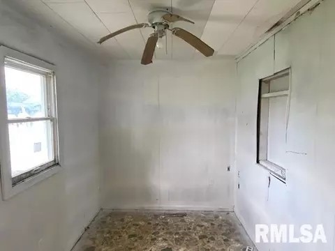 135 E Marvin St, Centralia, IL 62801 photo 7