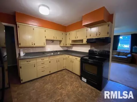 1208 N 8th St, Herrin, IL 62948 photo 2