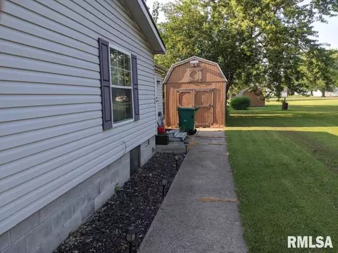 457 E D Ave, Radom, IL 62876 photo 4