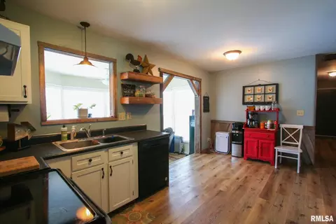 1607 Dain Dr, Carmi, IL 62821 photo 7