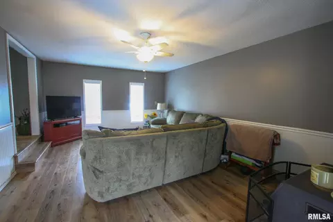 1607 Dain Dr, Carmi, IL 62821 photo 4