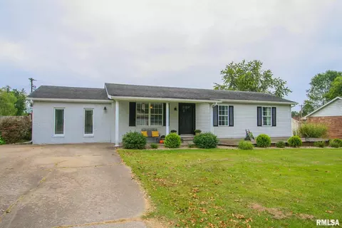 1607 Dain Dr, Carmi, IL 62821 photo 1