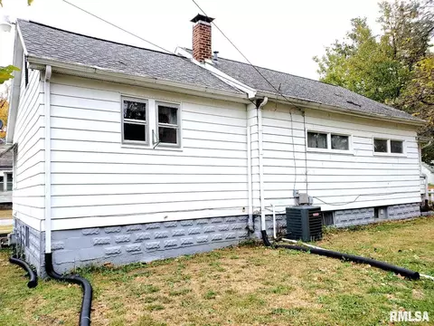 900 S Maple St, Centralia, IL 62801 photo 6