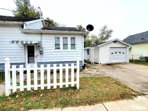 900 S Maple St, Centralia, IL 62801 photo 4