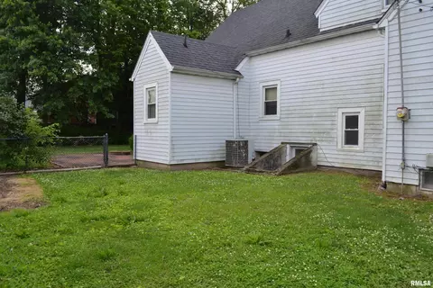 910 E 3rd St, Centralia, IL 62801 photo 4