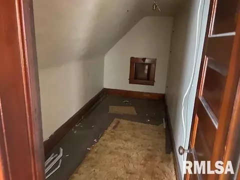 202 S Victor St, Christopher, IL 62822 photo 5