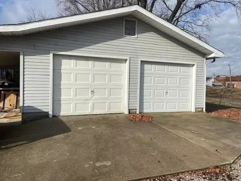 202 S Victor St, Christopher, IL 62822 photo 3