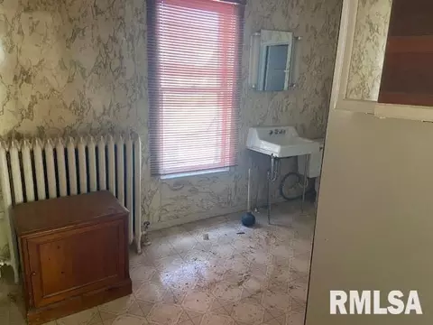202 S Victor St, Christopher, IL 62822 photo 6