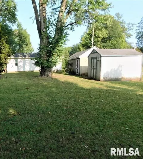 805 S 1st St, Benton, IL 62812 photo 6