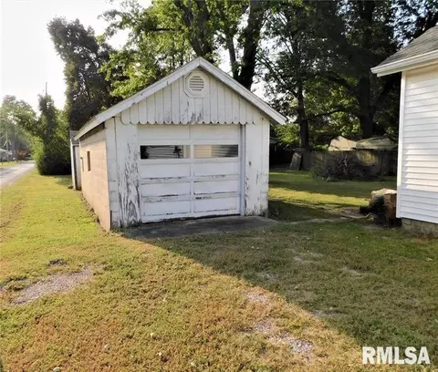 805 S 1st St, Benton, IL 62812 photo 4